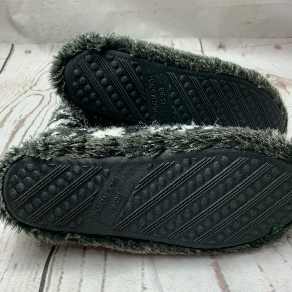 SO Black & White Tribal Faux Fur Slippers Sz 5/6